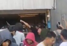 Massa geruduk rumah Ahmad Sahroni di tempat di Tanjung Priok