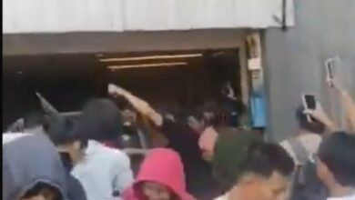 Massa geruduk rumah Ahmad Sahroni di tempat di Tanjung Priok