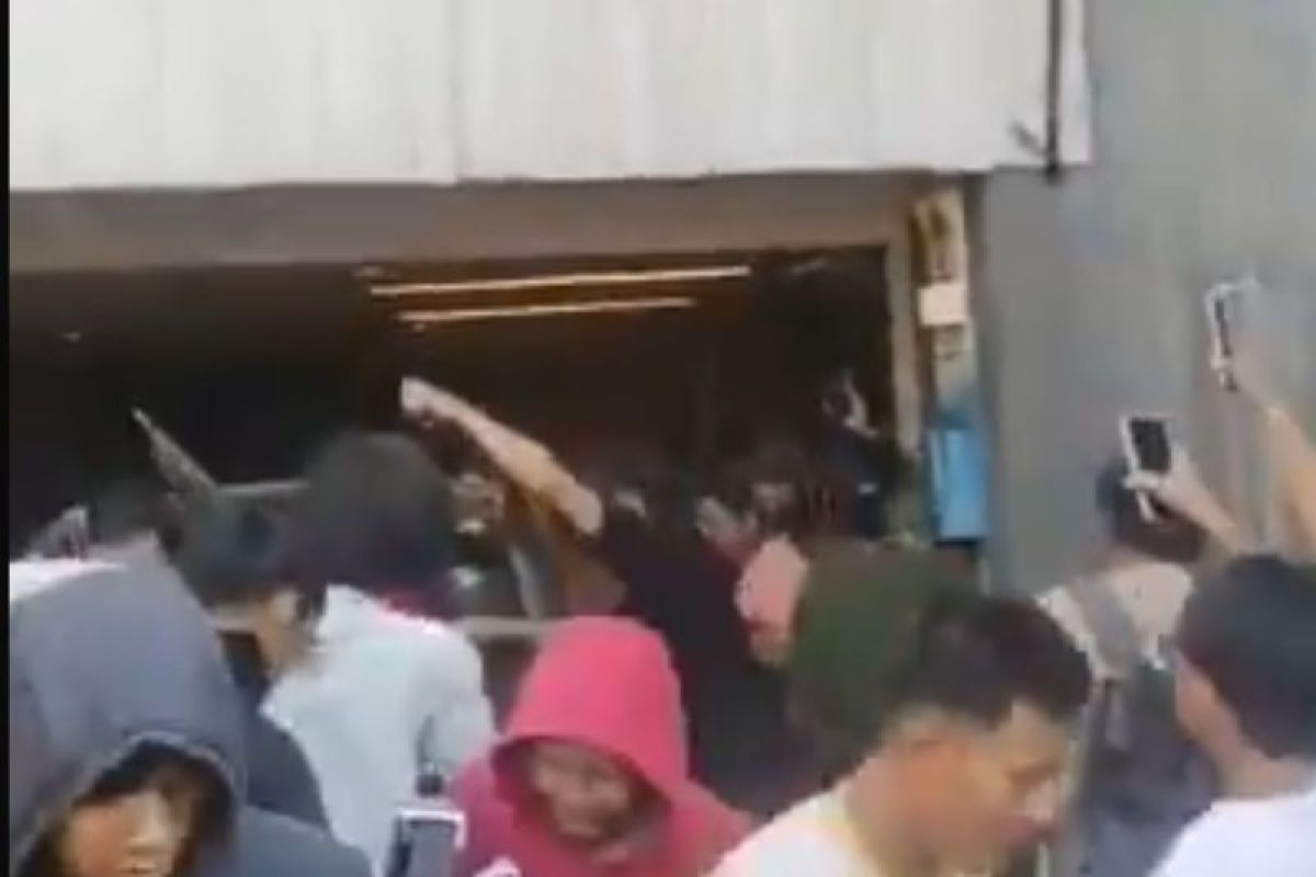 Massa geruduk rumah Ahmad Sahroni di tempat di Tanjung Priok