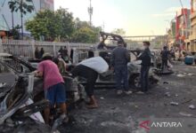 Bermacam-macam massa serang Polres Metro Jaktim, berbagai kendaraan terbakar
