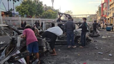 Bermacam-macam massa serang Polres Metro Jaktim, berbagai kendaraan terbakar