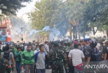 Aparat bubarkan demonstran pada depan Mako Brimob dengan gas air mata