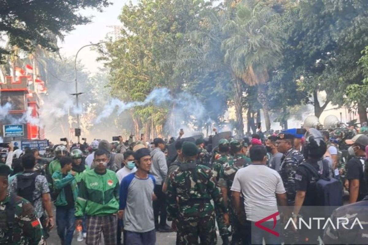 Aparat bubarkan demonstran pada depan Mako Brimob dengan gas air mata
