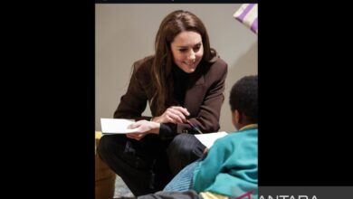 Celana panjang bergaris kemudian blazer, busana ala Middleton patut dijajal