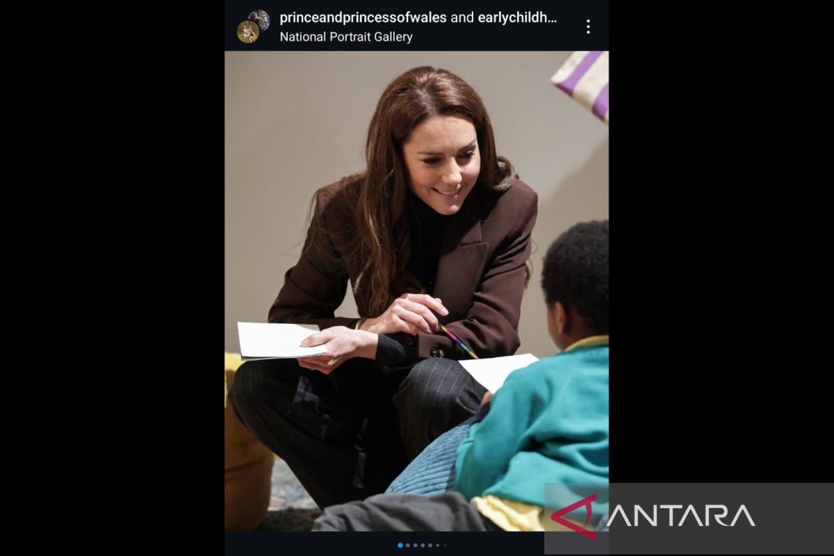 Celana panjang bergaris kemudian blazer, busana ala Middleton patut dijajal