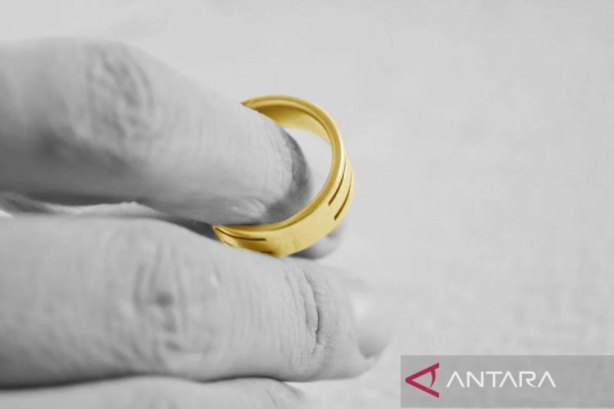 Jangan sampai tertukar, ini perbedaan cincin tunangan juga cincin nikah