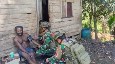Satgas Yonif 732/Banau Hadirkan Layanan Aspek Bidang Kesehatan Door to Door ke Julukoma: Sentuhan TNI untuk Sehatkan Papua