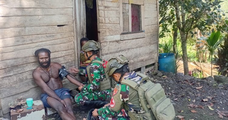 Satgas Yonif 732/Banau Hadirkan Layanan Aspek Bidang Kesehatan Door to Door ke Julukoma: Sentuhan TNI untuk Sehatkan Papua