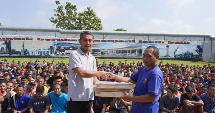 Dukung Pembinaan Jasmani, Lapas Kelas IIA Purwokerto Bagikan Alat Olahraga terhadap Warga Binaan