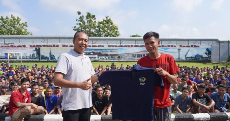 Pembagian Seragam Warga Binaan, Langkah Nyata Lapas Kelas IIA Purwokerto Tegakkan Disiplin juga Kebersamaan