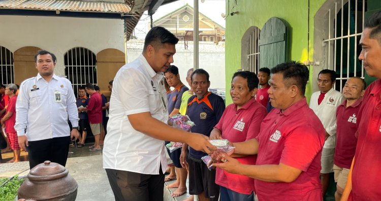 Wujud Kepedulian terhadap Kebersihan WBP, Rutan Surakarta Bagikan Paket Alat Mandi