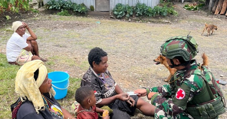 Kasih Sayang Prajurit di Tanah Pegunungan Papua: Satgas Yonif 142/KJ Pos TK Sinak Pasar Gelar Pelayanan Keseimbangan untuk Warga