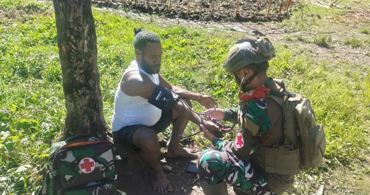 Satgas Pamtas RI-PNG Mobile Yonif 732/Banau Tunjukkan Kepedulian Untuk Melaksanakan Pelayanan Kemakmuran Gratis (Pastoor) dalam Kampung Jampul