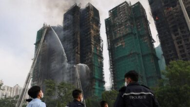 Potret Baru Kebakaran Hong Kong, 7 Apartemen Hangus-Api Masih Menyala