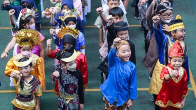 Rekomendasi baju adat yang mana mana simpel tak lama kemudian elegan untuk aktivitas sekolah