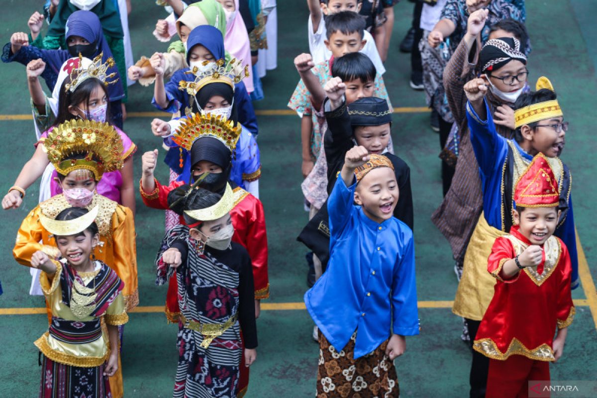 Rekomendasi baju adat yang mana mana simpel tak lama kemudian elegan untuk aktivitas sekolah