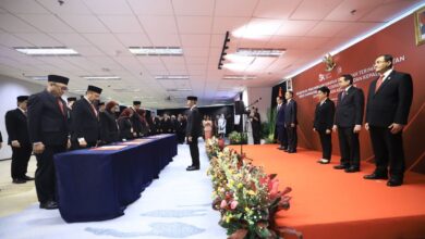 Perkuat integritas, Ketua Dewan Komisioner OJK lantik 13 pejabat baru