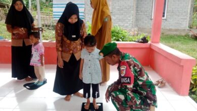 Perkuat Intervensi Keseimbangan Desa, Babinsa Kodim 1427/Pasangkayu Turun Langsung ke Posyandu ke Dua Kecamatan
