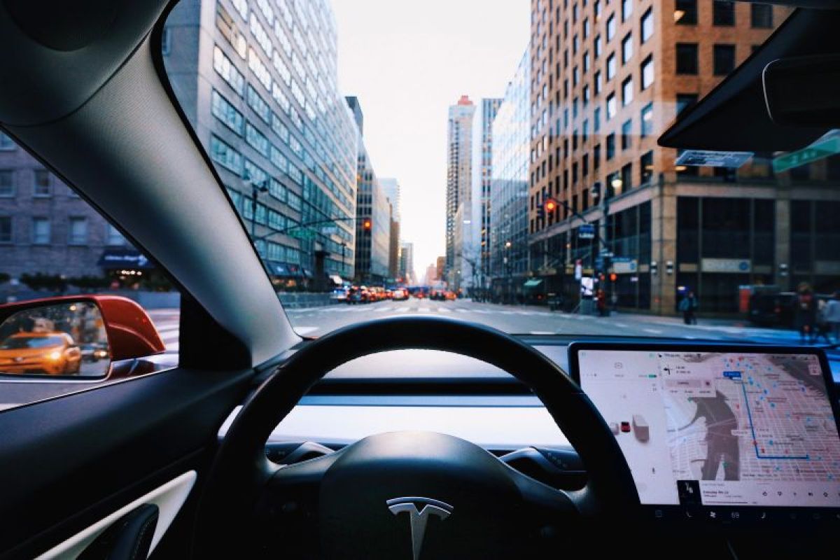 Tesla ubah nama perangkat lunak bantuan pengemudi miliknya pada China