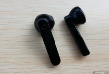 Mana lebih lanjut tinggi aman untuk telinga, TWS atau earphone kabel?