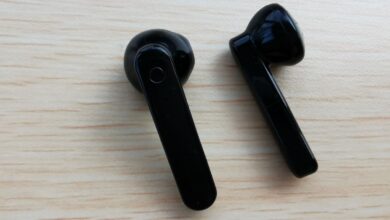 Mana lebih lanjut tinggi aman untuk telinga, TWS atau earphone kabel?