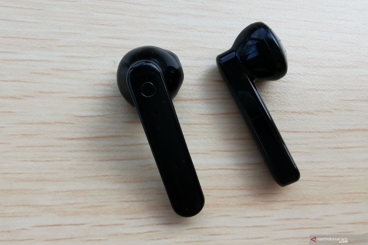 Mana lebih lanjut tinggi aman untuk telinga, TWS atau earphone kabel?