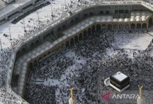 Jemaah haji berpamitan dengan Tawaf Wada serta juga doa ke Masjidil Haram
