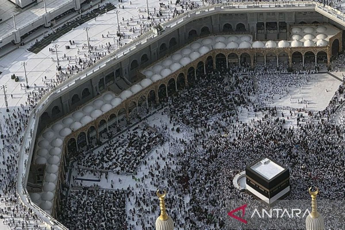 Jemaah haji berpamitan dengan Tawaf Wada serta juga doa ke Masjidil Haram