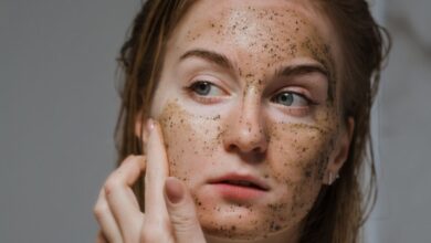 Cara menyebabkan lulur kopi alami untuk mencerahkan epidermis