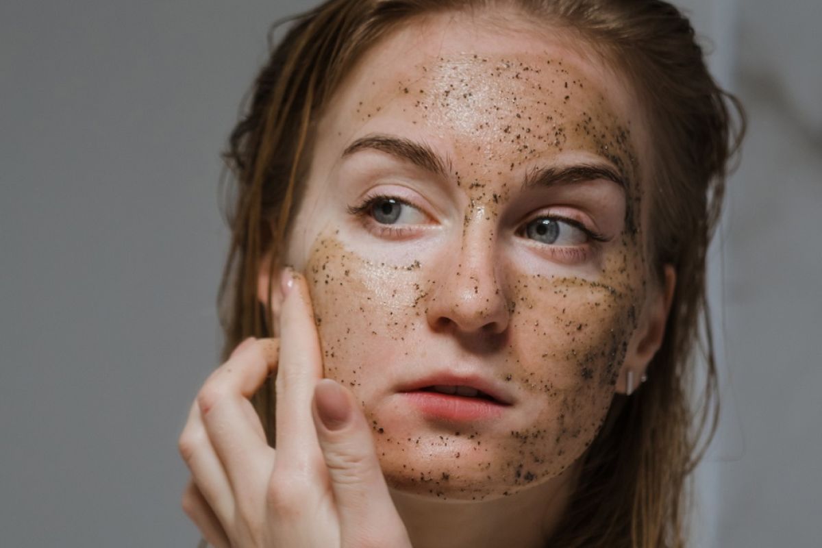 Cara menyebabkan lulur kopi alami untuk mencerahkan epidermis
