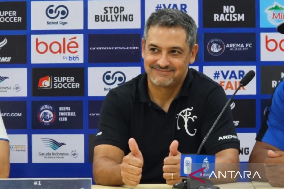 Manajemen Arema FC pertahankan Marcos Santos sebagai instruktur