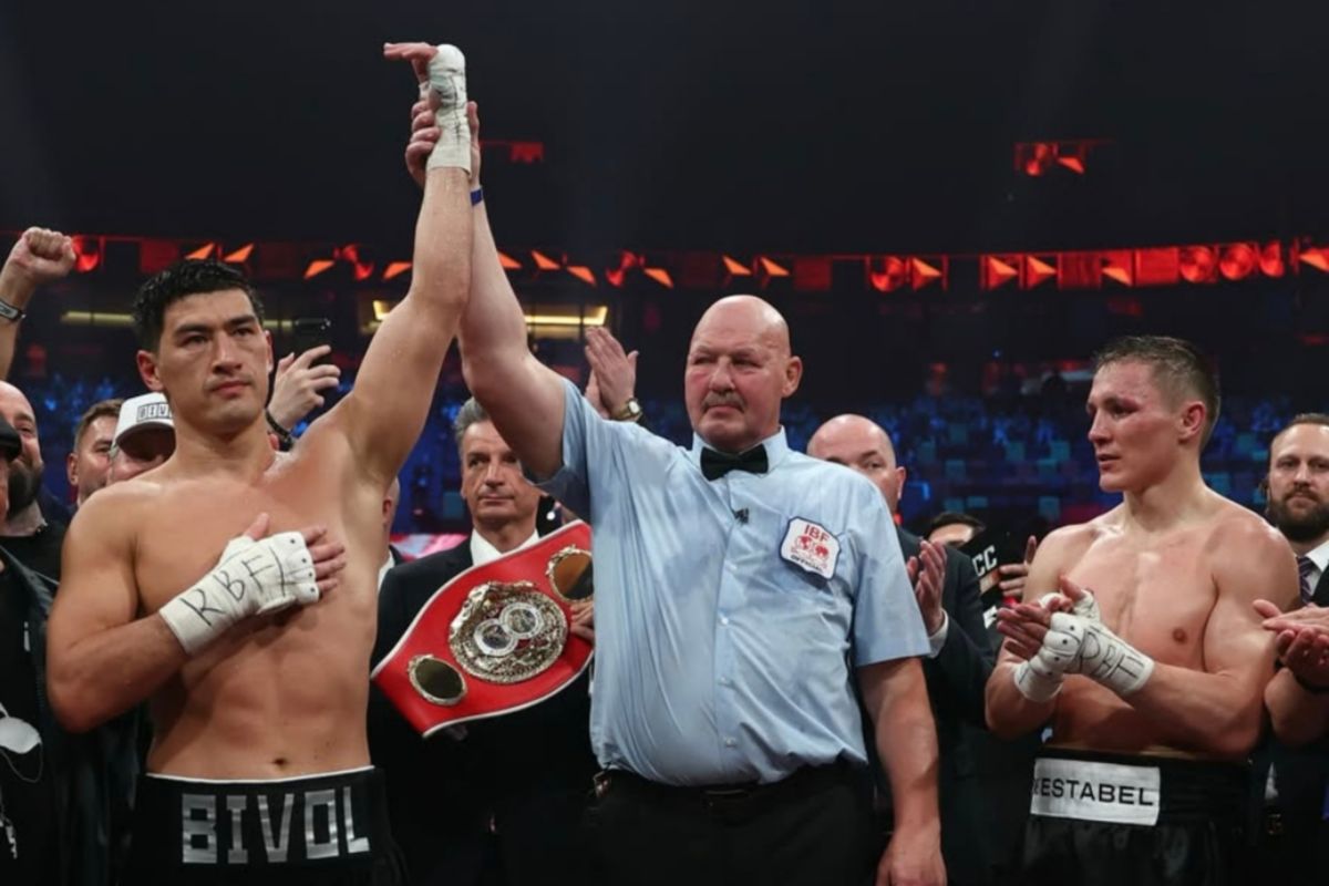 Dmitry Bivol pertahankan tiga sabuk juara bumi usai atasi Eifert