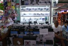 Mengubek barang “made in China”  pada supermarket raksasa Yiwu