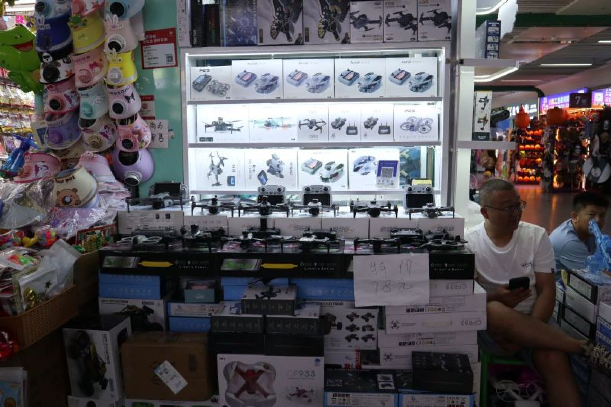 Mengubek barang “made in China”  pada supermarket raksasa Yiwu