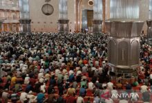 Apakah main HP pada waktu khutbah Hari Hari Jumat membatalkan shalat? Ini adalah adalah Hukumnya