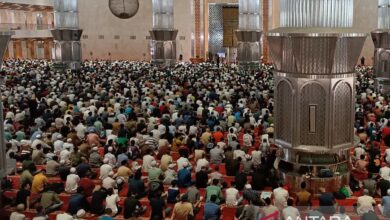 Apakah main HP pada waktu khutbah Hari Hari Jumat membatalkan shalat? Ini adalah adalah Hukumnya
