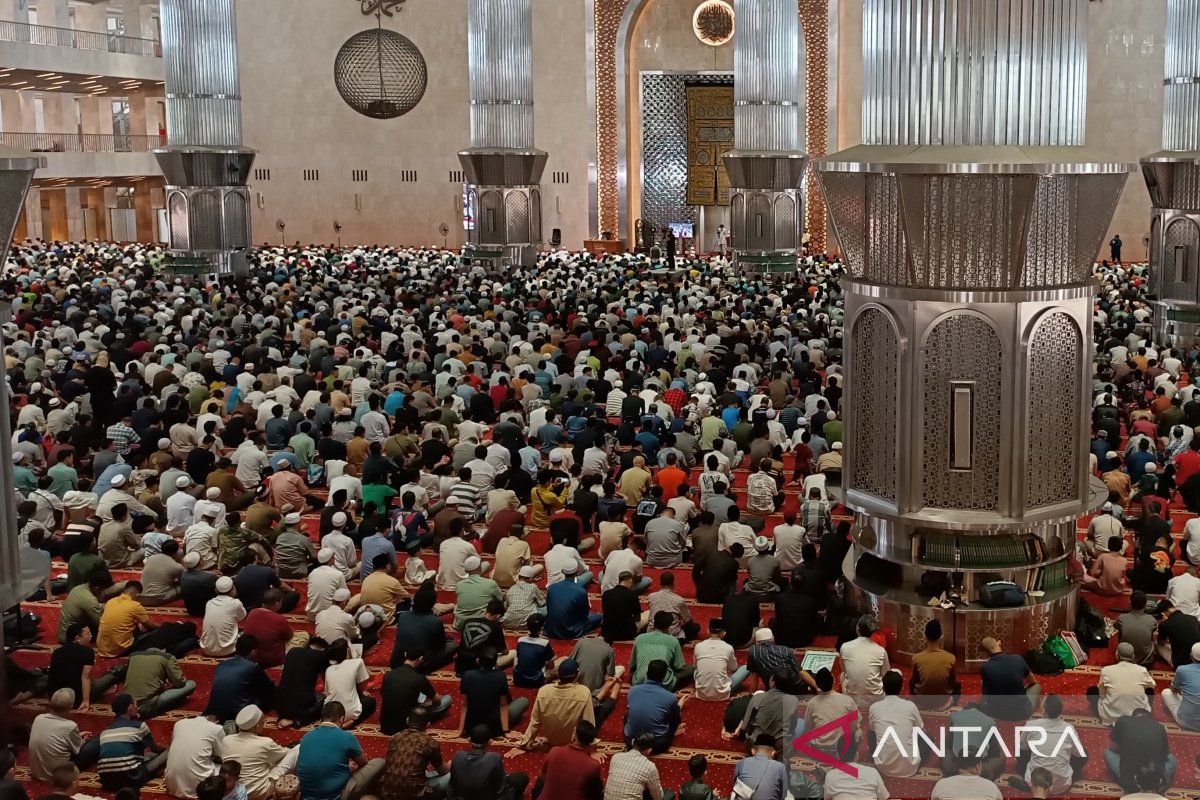 Apakah main HP pada waktu khutbah Hari Hari Jumat membatalkan shalat? Ini adalah adalah Hukumnya