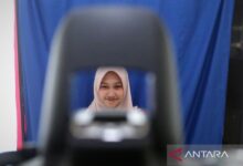 Perbedaan latar merah lalu juga biru pada foto KTP
