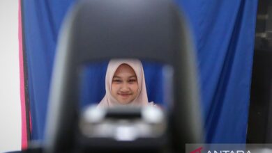 Perbedaan latar merah lalu juga biru pada foto KTP