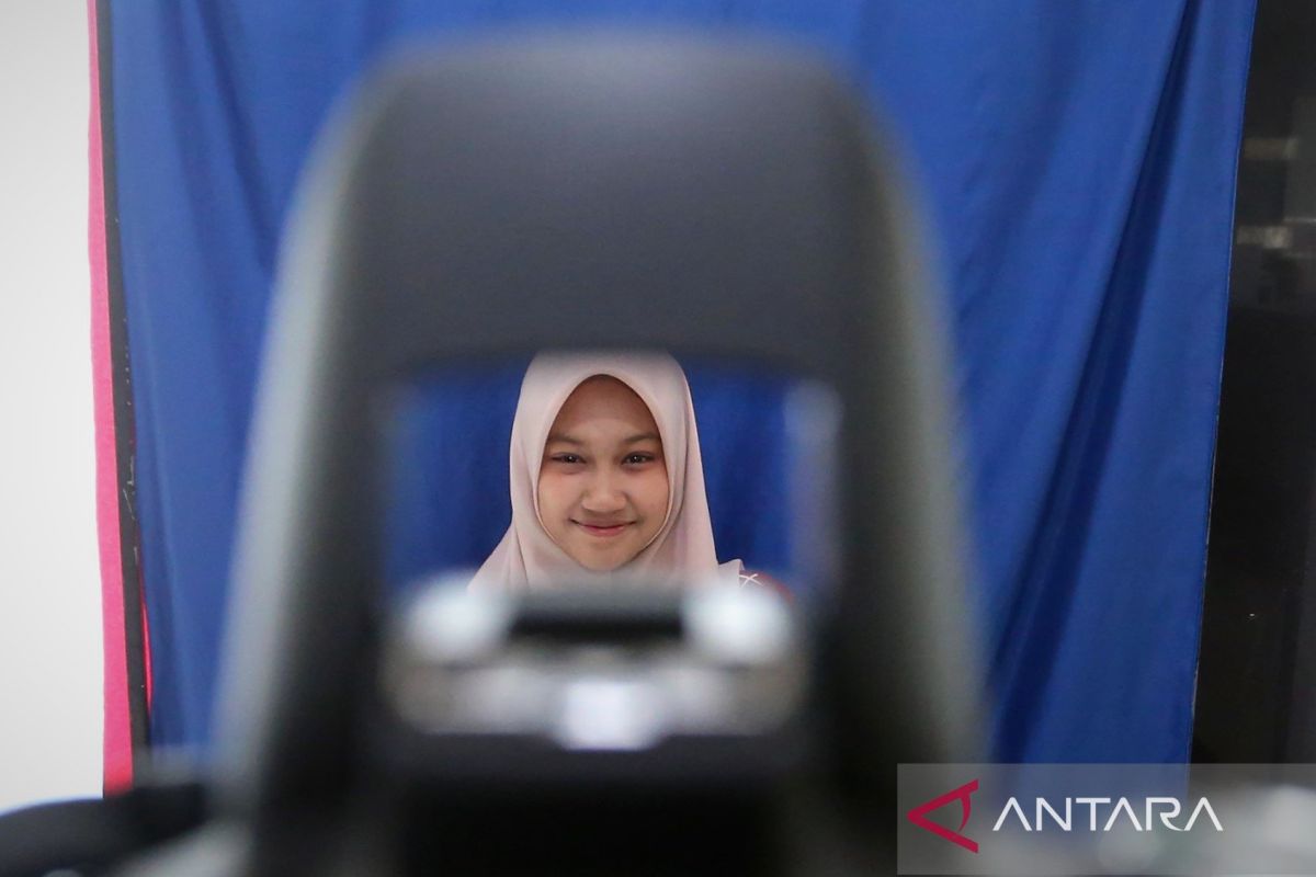 Perbedaan latar merah lalu juga biru pada foto KTP