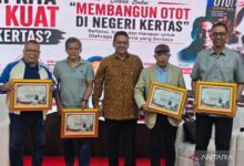 Algadri tawarkan lima solusi pada buku “Membangun Otot dalam Negeri Kertas”