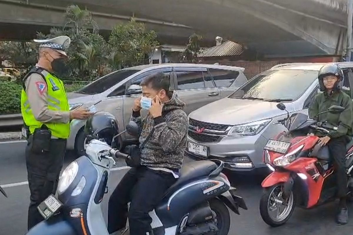 Abu vulkanik Anak Krakatau sampai Jakarta, ini dampaknya bagi kebugaran